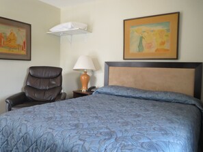 Desk, free WiFi, bed sheets - Round-Up Motel (Clinton)