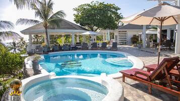Piscine extérieure, parasols de plage, chaises longues
