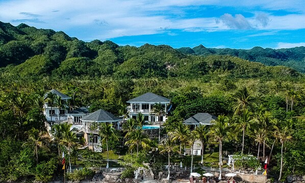 Una piscina al aire libre, sombrillas, tumbonas
