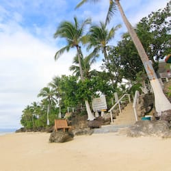 Na praia, espreguiçadeiras, guarda-sóis, toalhas de praia
