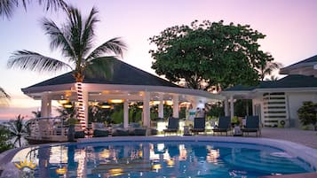 Breakfast, lunch, dinner served; international cuisine