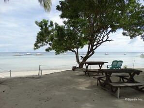 On the beach - Whites and Greens Beach Resort (Panglao)