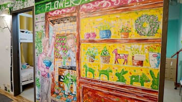 Um mural colorido com tema de floricultura, incluindo flores e plantas pintadas.