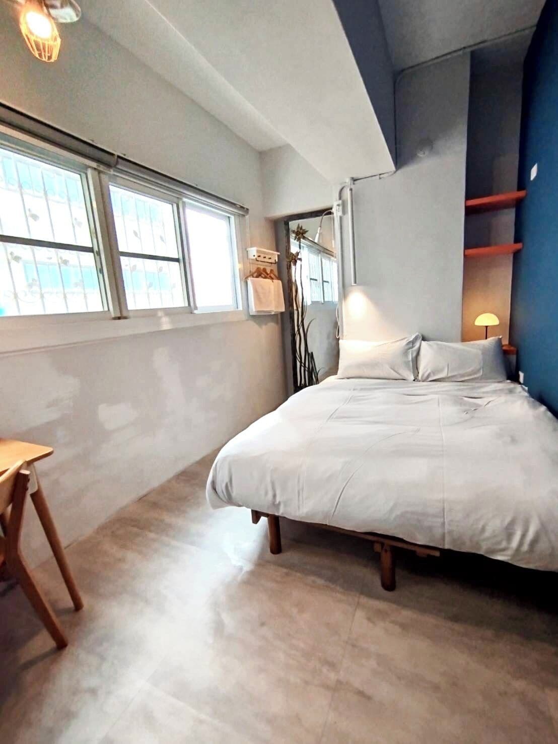 Habitación básica doble, 1 cama doble, baño compartido | Cortinas opacas, sistema de insonorización, wifi gratis y ropa de cama