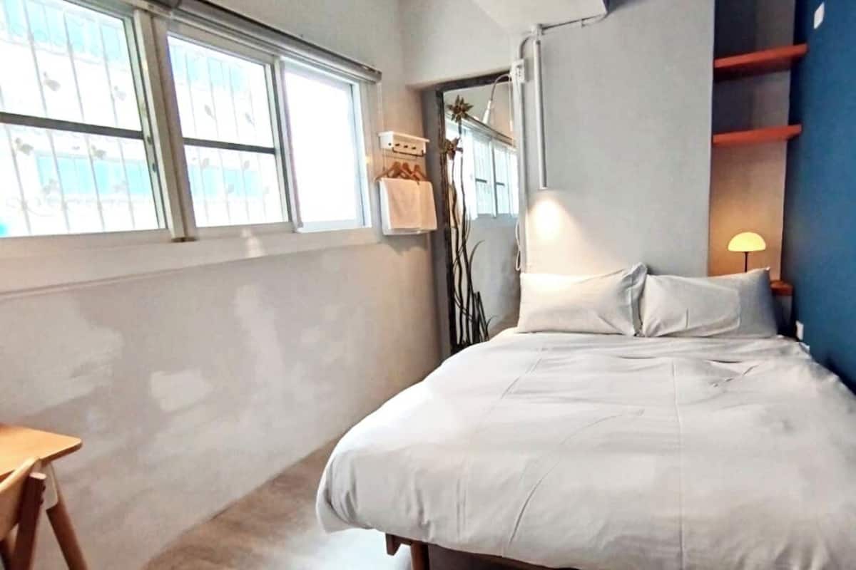 Habitación básica doble, 1 cama doble, baño compartido | Cortinas opacas, sistema de insonorización, wifi gratis y ropa de cama