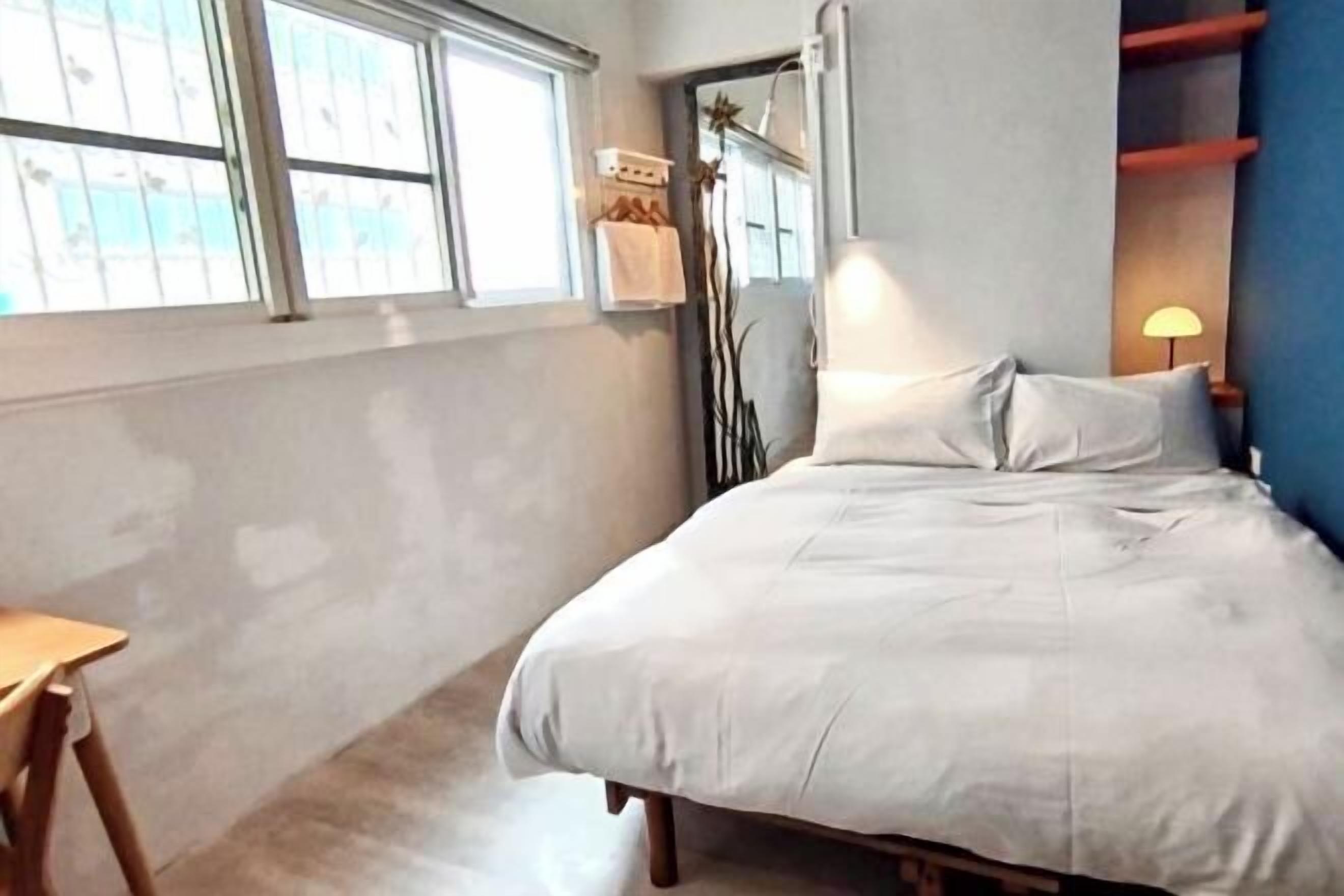 Tirai kedap cahaya, kedap suara, Wi-Fi gratis, dan seprai linen