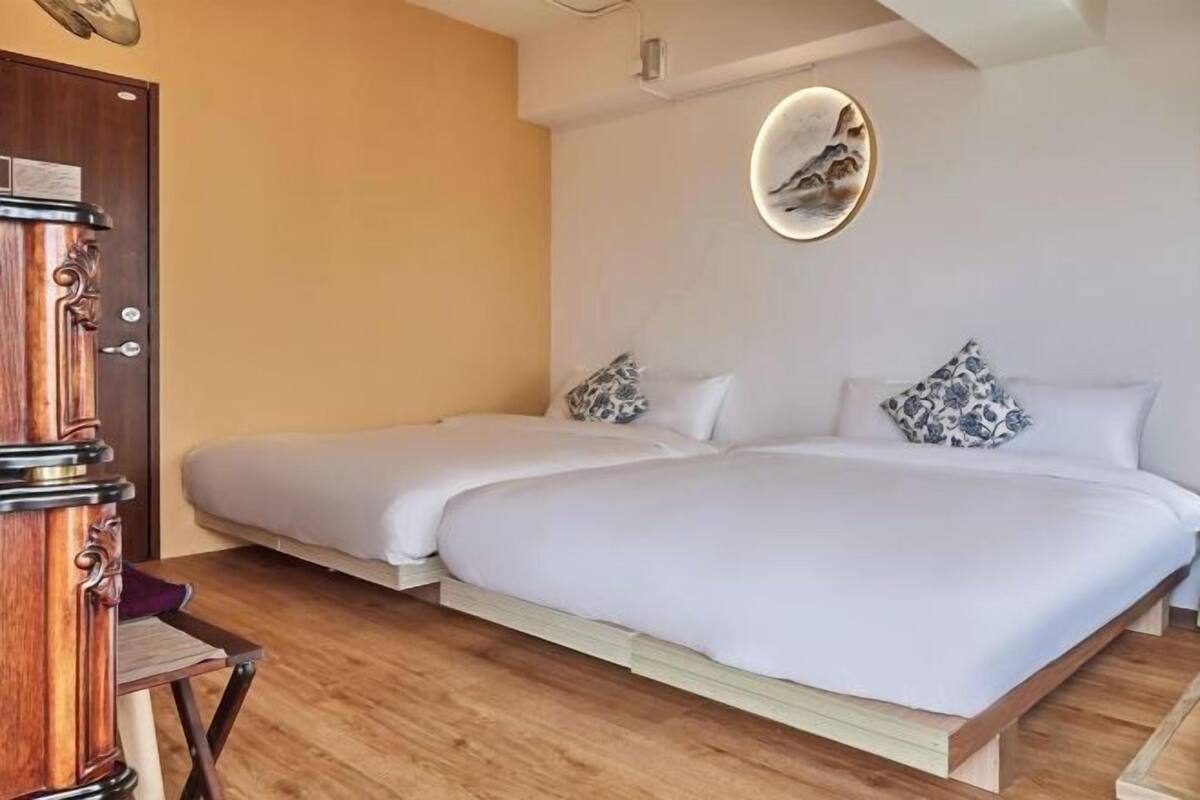 Rideaux occultants, chambres insonoris ées, Wi-Fi gratuit, draps fournis
