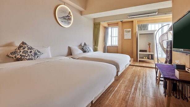 A hotel room with two beds, a desk with a computer, a mirror, and a view of the outside. - An Lan Jie Hotel - Hostel (Chiayi City)