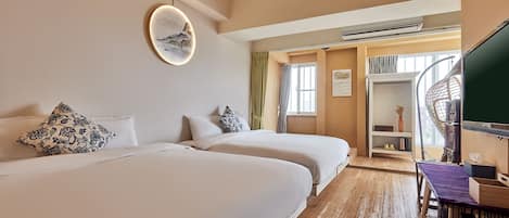 Deluxe vierpersoonskamer, 1 slaapkamer, toegankelijk voor mindervaliden | 1 slaapkamer, verduisterende gordijnen, geluiddichte muren, gratis wifi