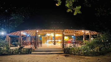 供應早餐、午餐、晚餐;泰國菜