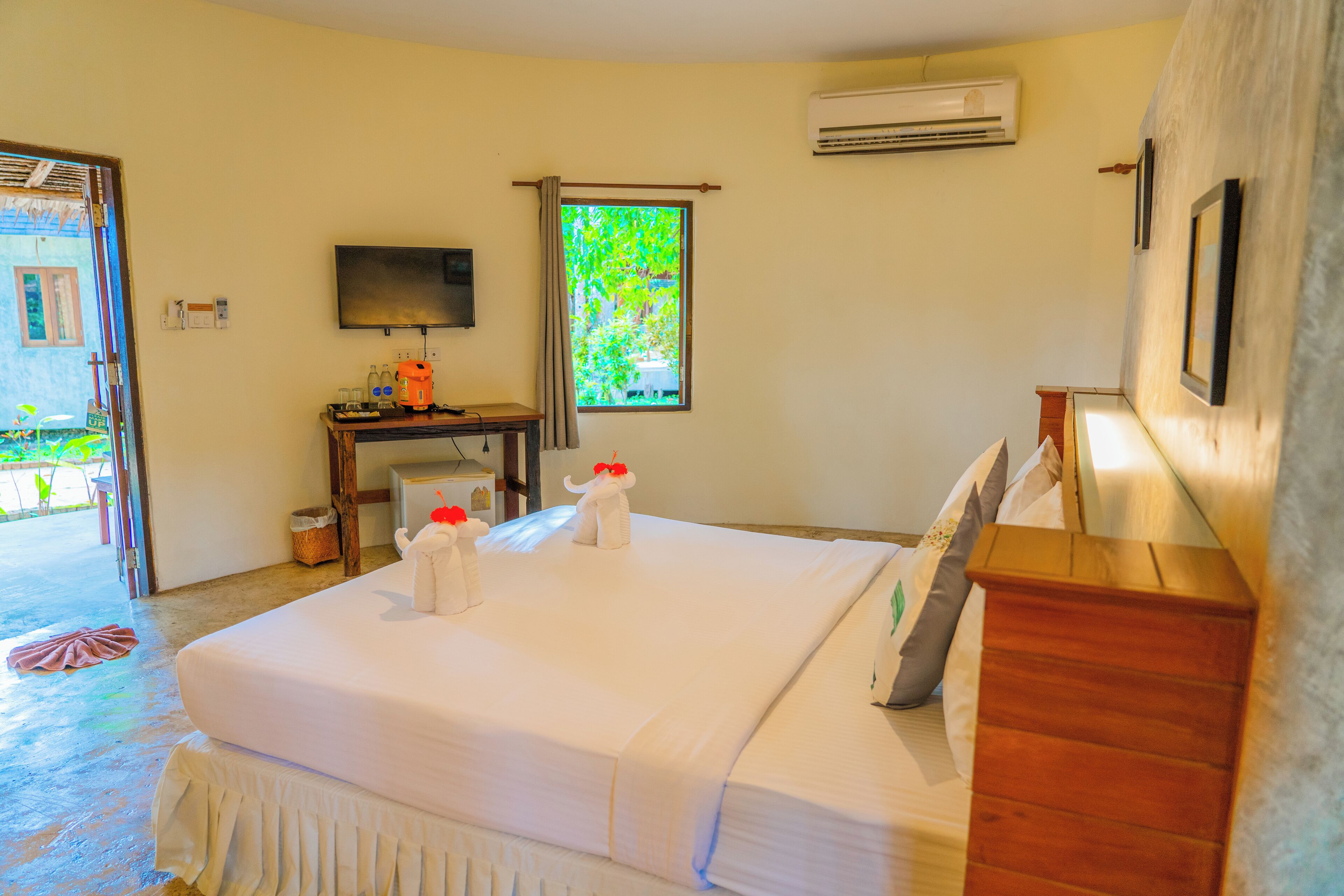 deluxe double room with garden view | 1 bedroom, minibar, in-room safe, desk