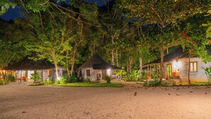 Beach Front Villa | มินิบาร์, ตู้นิรภัยในห้องพัก, โต๊ะทำงาน, เตียงเสริม/เปล