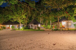 Beach Front Villa | Minibar, in-room safe, desk, rollaway beds