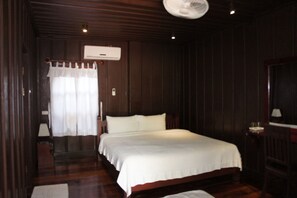 Kahden hengen standard-huone | Minibaari, tallelokero huoneessa, työpöytä, lisävuoteet