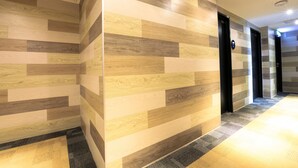 A hallway with wooden panel walls and carpeted flooring. - Mercury Boutique Hotel (Malacca City)