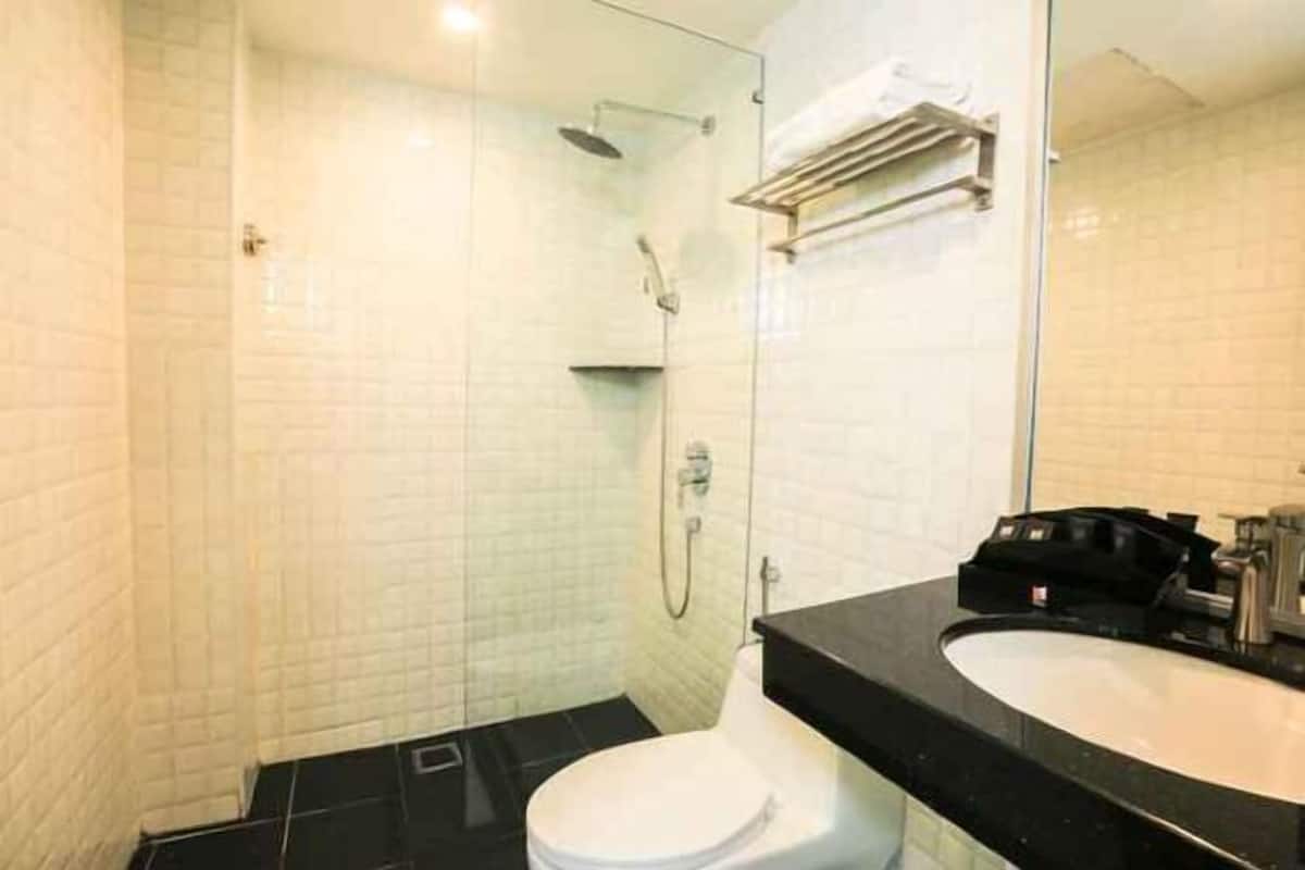 Shower, rainfall showerhead, free toiletries, hair dryer