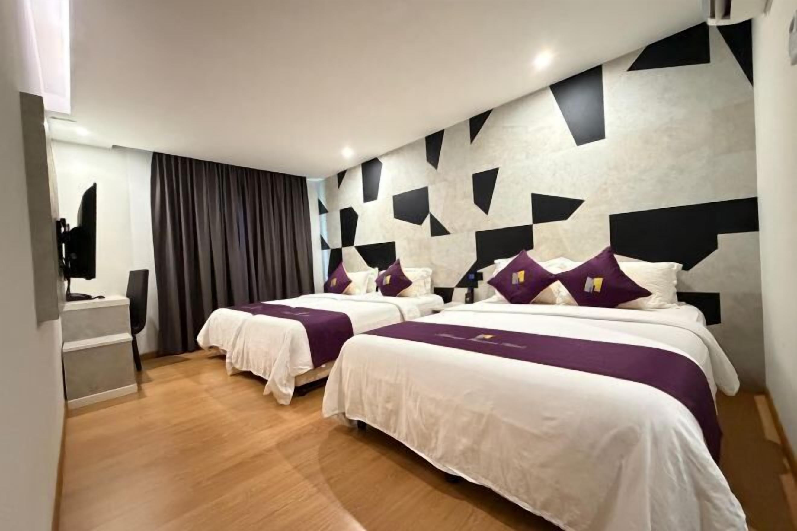 Minibar, Zimmersafe, Schreibtisch, laptopgeeigneter Arbeitsplatz