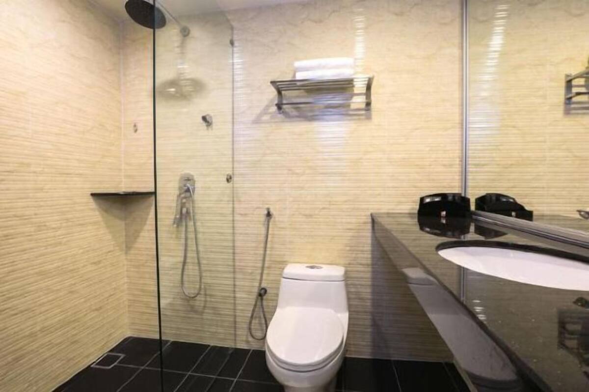 Salle de bain | Douche, douche à « effet pluie », articles de toilette gratuits