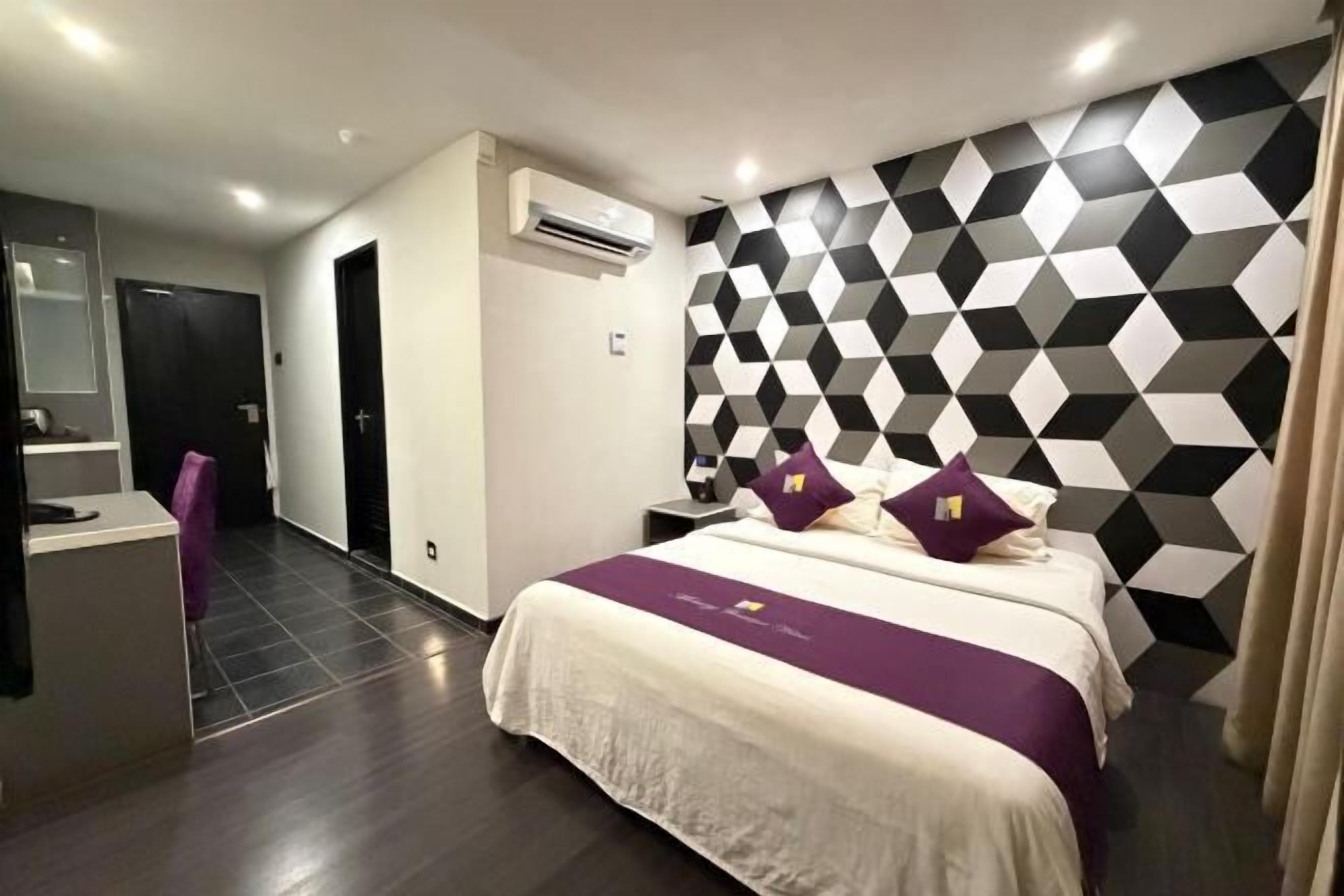 Minibar, Zimmersafe, Schreibtisch, laptopgeeigneter Arbeitsplatz