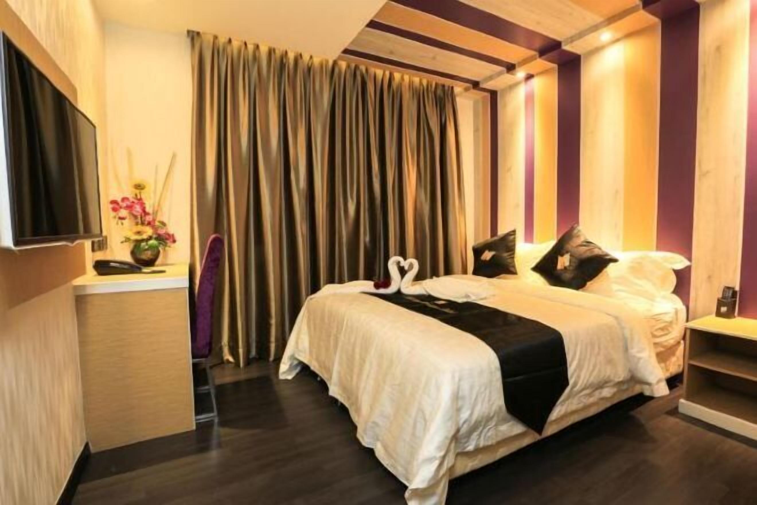 Minibar, Zimmersafe, Schreibtisch, laptopgeeigneter Arbeitsplatz