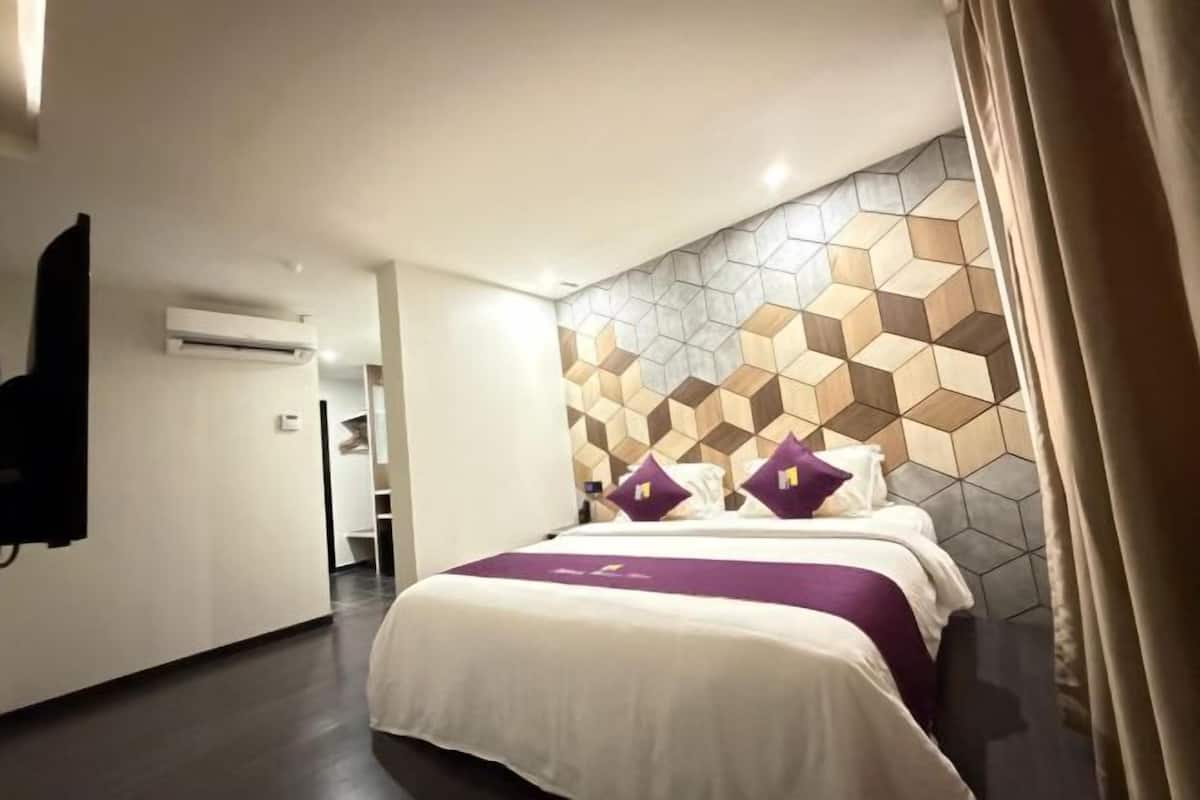 Minibar, caja de seguridad en la habitación y escritorio