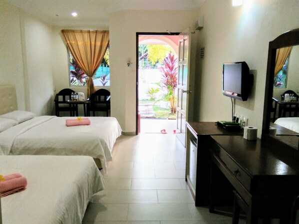 Desk, free WiFi, bed sheets - OYO 43982 BJ Bayview Inn (Langkawi)