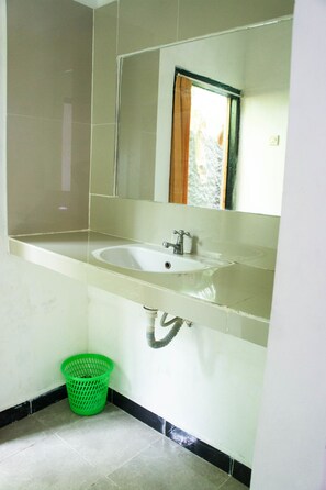 ห้องสแตนดาร์ดดับเบิลหรือทวิน | ห้องน้ำ | ฝักบัว, ของใช้ในห้องน้ำฟรี, ผ้าเช็ดตัว