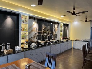 Desayuno buffet los fines de semana (INR 1500 por persona)