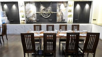 供應早餐、午餐、晚餐;印度菜