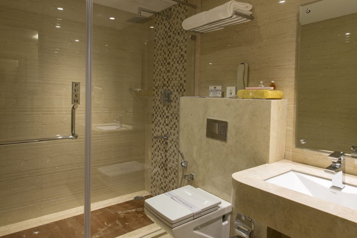 shower, free toiletries, towels