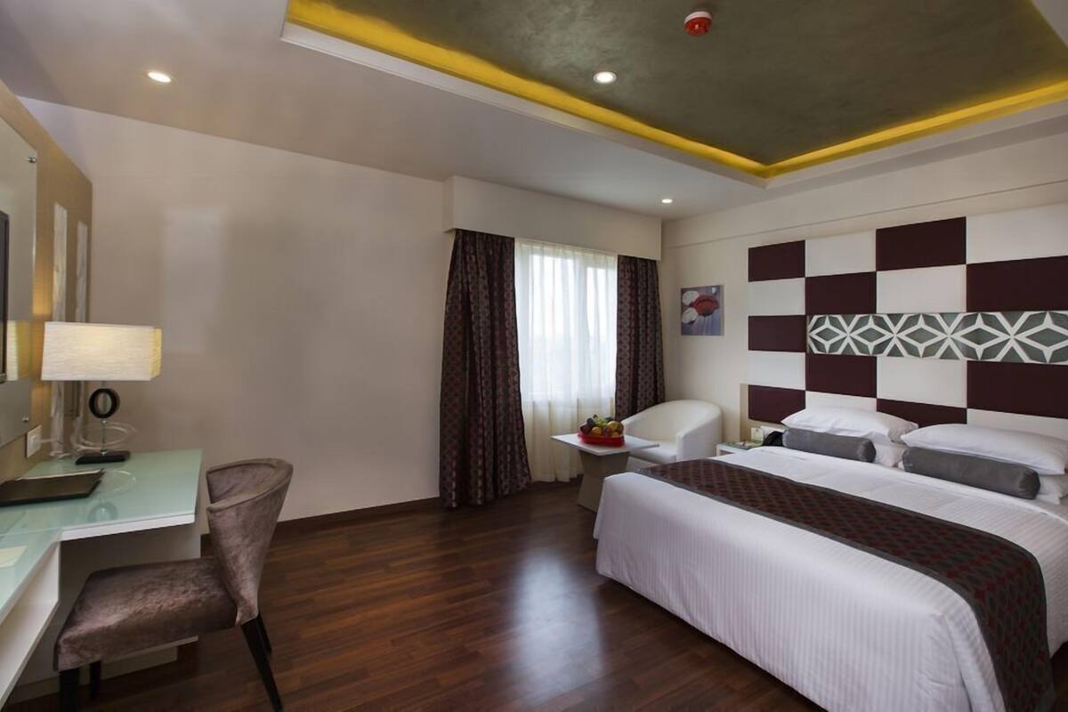 suite, non smoking | 1 bedroom, premium bedding, minibar, in-room safe