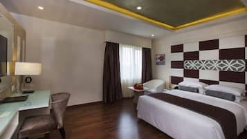 Suite, Non Smoking | Premium bedding, minibar, in-room safe, desk