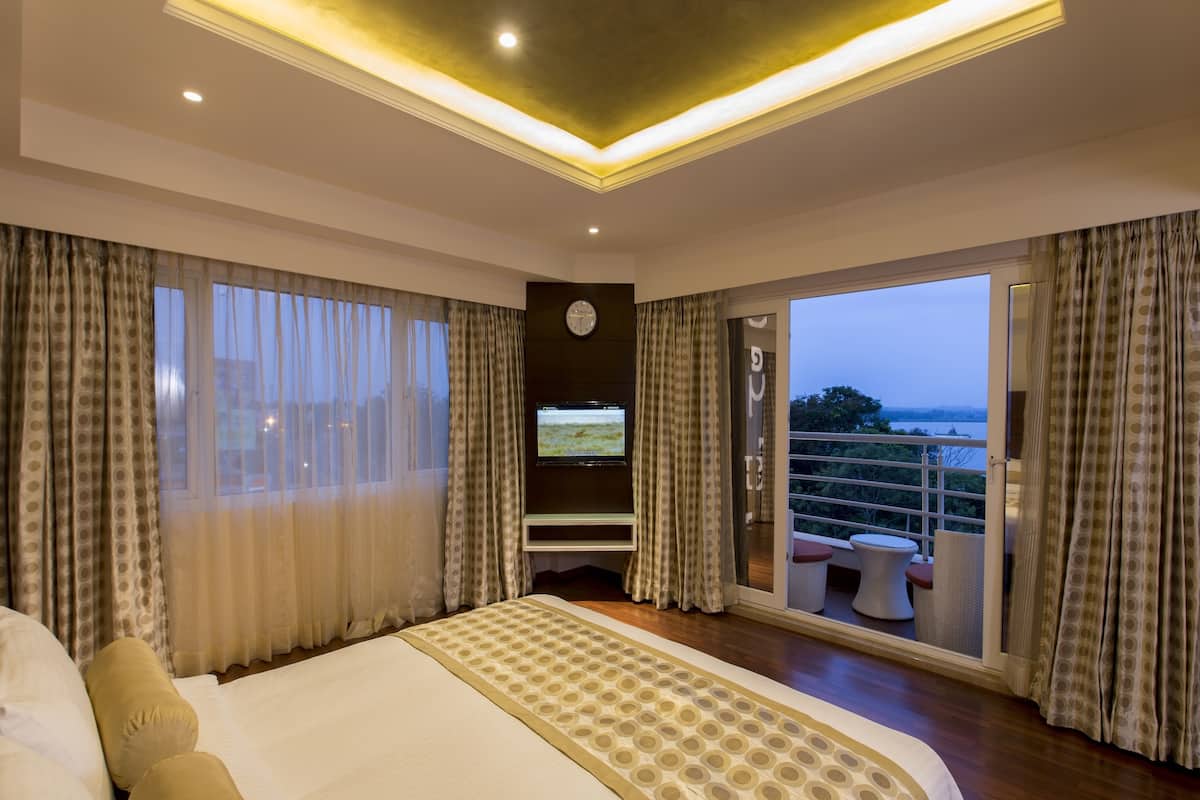 Suite Club, 1 cama matrimonial, para fumadores, vista al lago | 1 habitación, minibar y caja de seguridad en la habitación