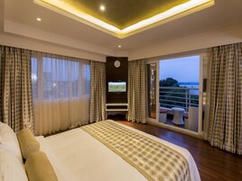 Club Suite, 1 Double Bed, Smoking, Lake View | 1 bedroom, minibar, in-room safe, soundproofing
