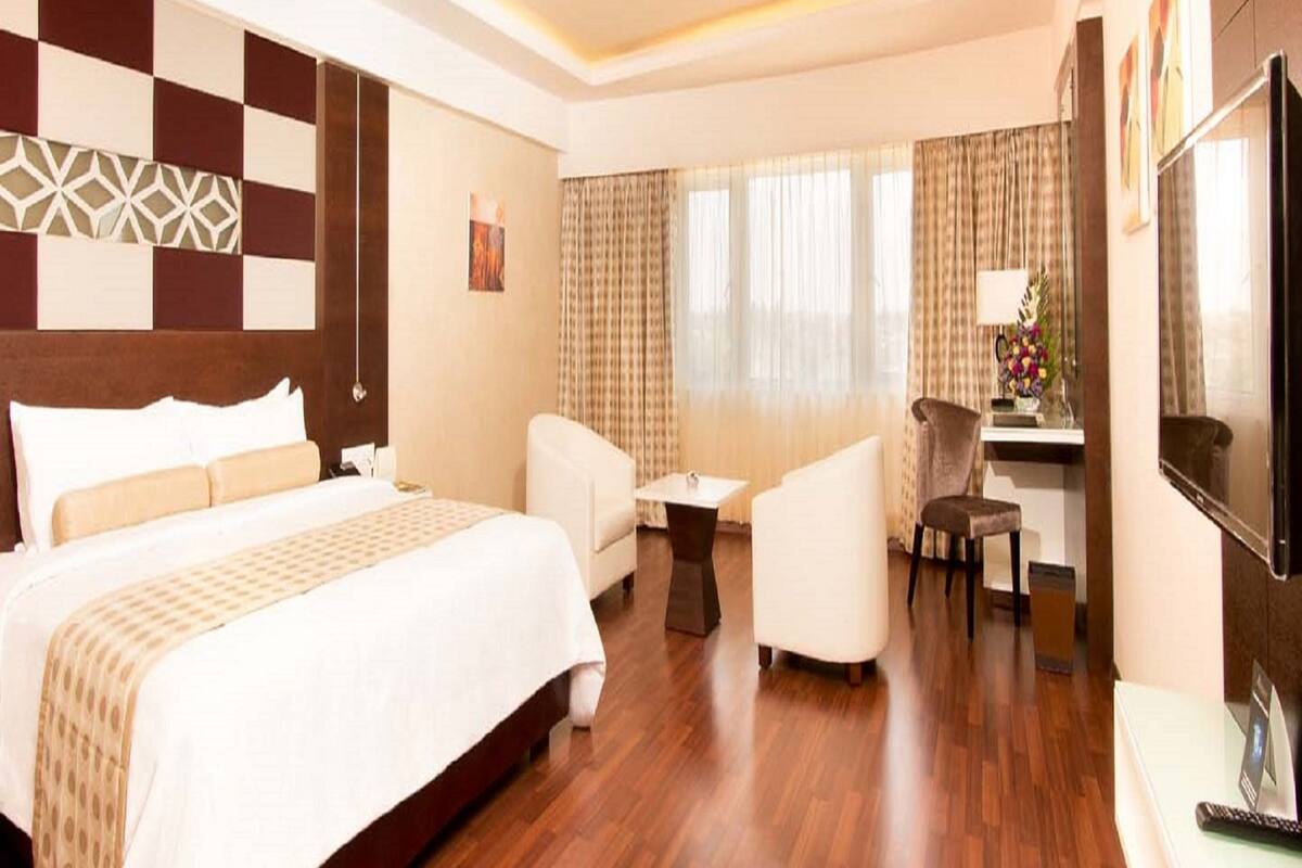 Luxury Double Room, Smoking, City View | 1 bedroom, minibar, in-room safe, soundproofing