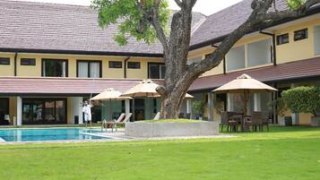 Outdoor pool, open 7:00 AM to 7:00 PM, pool umbrellas, sun loungers