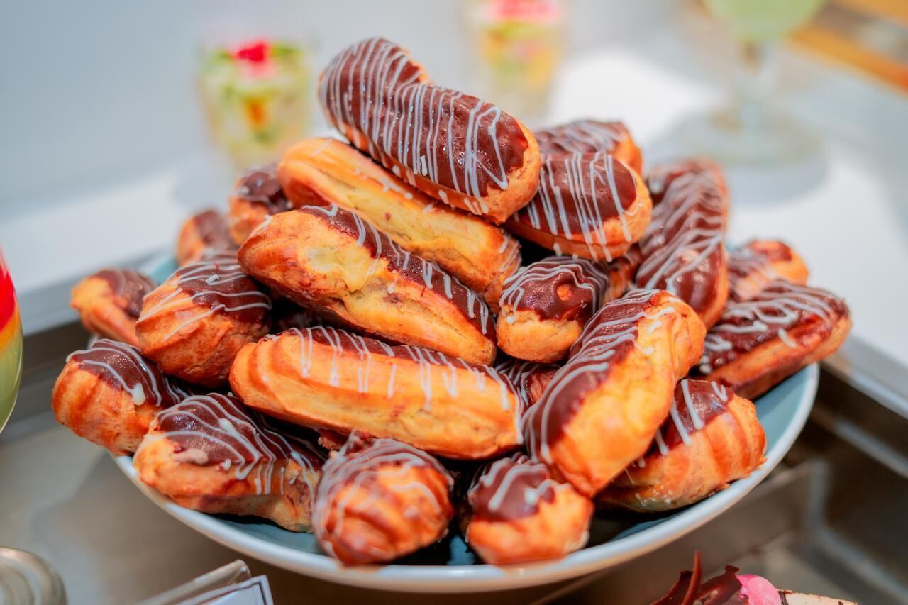 Un plato de pasteles bañados en chocolate.