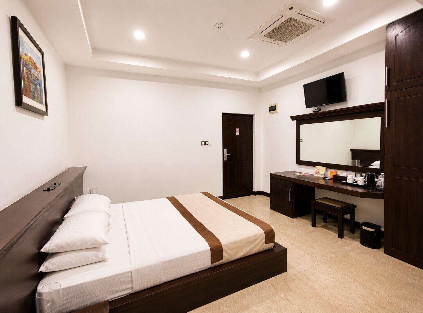 Premium bedding, in-room safe, desk, blackout drapes