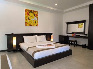 Ropa de cama de alta calidad y caja de seguridad en la habitación 