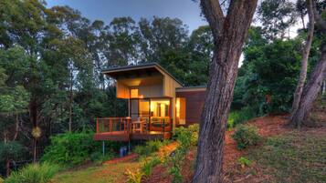 1 bedroom, premium bedding, desk, soundproofing