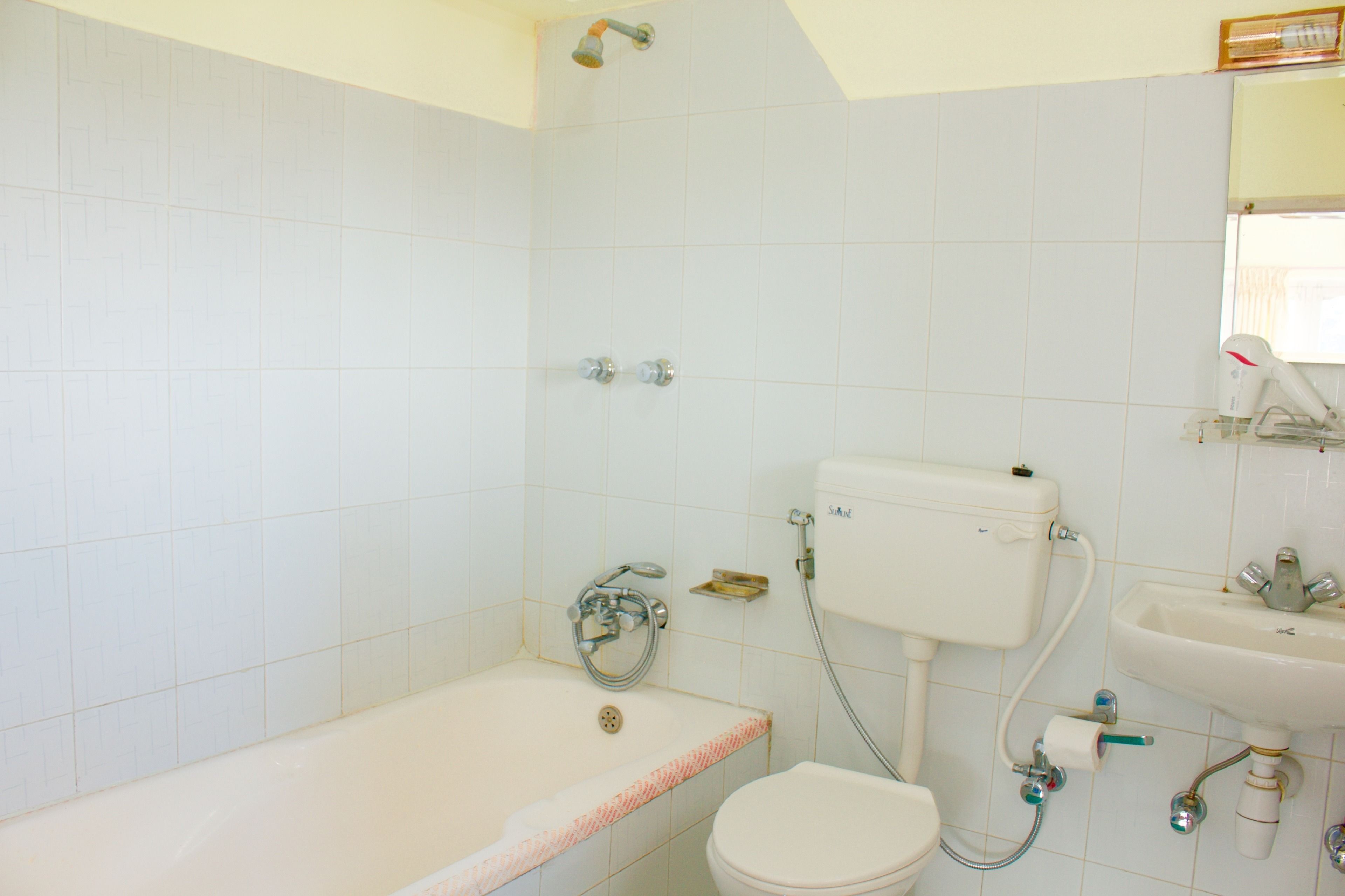Un baño con bañera, inodoro y lavamanos.