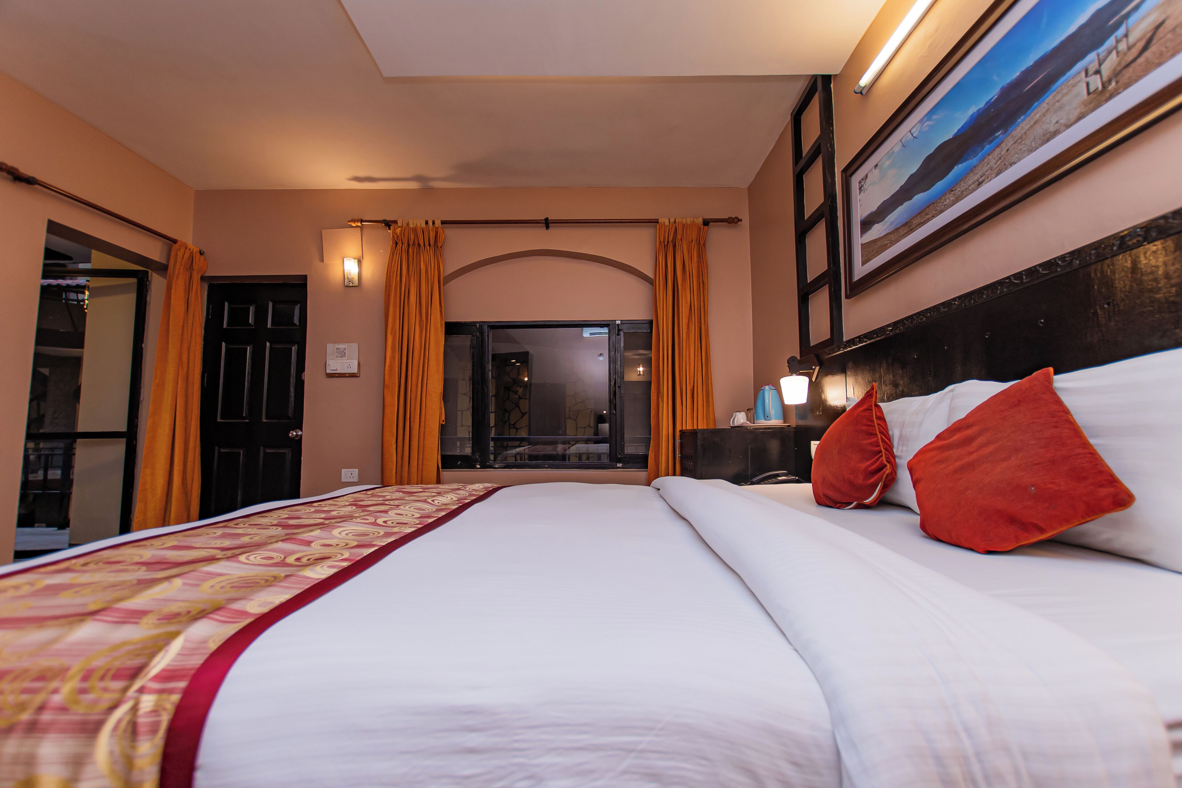 Habitación doble superior, 1 habitación, balcón, vistas al patio | Caja fuerte, escritorio, espacio para trabajar con un portátil