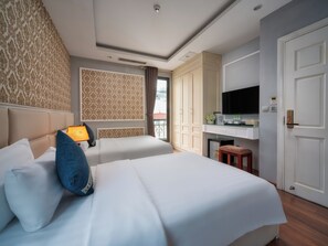 Kamar Triple Eksekutif | Seprai antialergi, minibar, brankas, dan meja kerja