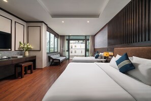 Ropa de cama hipoalergénica, minibar, caja fuerte y escritorio