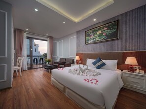 Kamar Khas | Seprai antialergi, minibar, brankas, dan meja kerja