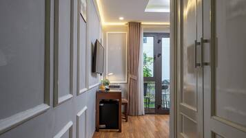 Suite Balcony | Roupas de cama antialérgicas, frigobar, cofres nos quartos, escrivaninha