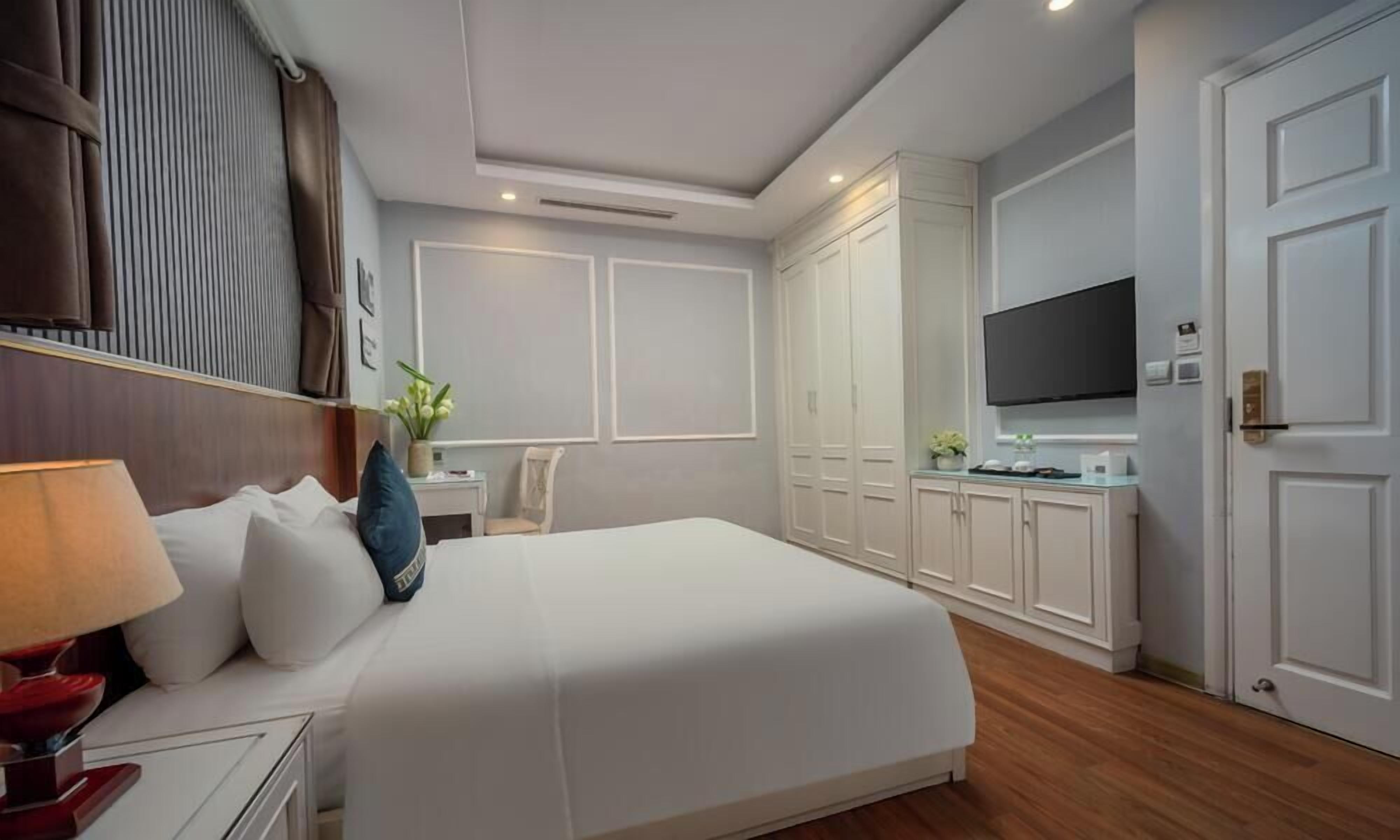 Hypo-allergenic bedding, minibar, in-room safe, desk