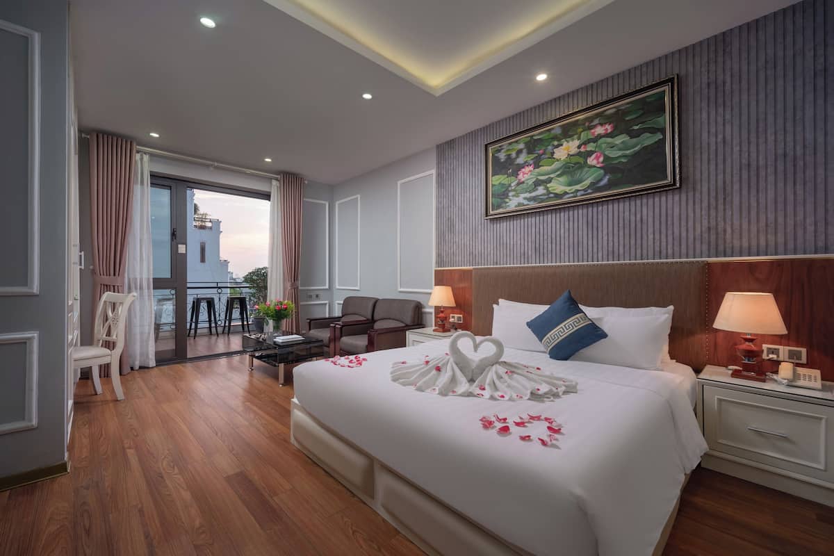 Suite Premium, 1 camera da letto, bagno in camera, vista lago parziale | 1 camera, minibar, cassaforte in camera, una scrivania