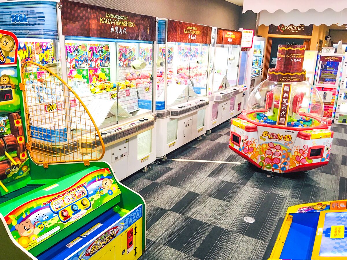 Una fila de máquinas de garrapatas en una sala de juegos.