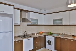 Refrigerador con freezer, placa de cocina, utensilios de cocina